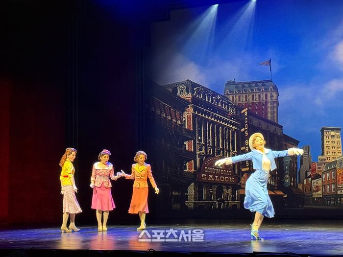 유낙원(오른쪽)이 24일 뮤지컬 ‘브로드웨이 42번가’ 프레스콜에서 대표 넘버 ‘Go into your dance’를 시연하고 있다. 사진 | 표권향 기자 gioia@sportsseoul.com