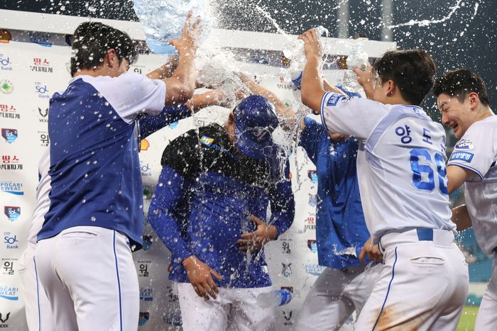 삼성 선수들이 23일 대구삼성라이온즈파크에서 열린 2025 KBO리그 SSG전 승리 후 이날 데뷔 첫 승을 따낸 가라비토(가운데)에게 물세례를 퍼붓고 있다. 사진 | 삼성 라이온즈