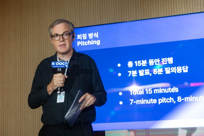 K-독스 피칭 전략 담당 오베 리스호이 옌센. 지난 2003년부터 국제 다큐멘터리 부문에 종사했고 업계 안에서 광범위한 네트워크를 구축해 왔다. 2019년 자신만의 다큐멘터리 교육 및 컨설팅 회사인 패러디들 픽처스를 설립했다. 2003년부터 2019년까지 유럽 다큐멘터리 네트워크(EDN)에서 근무했으며, 2011년부터는 스웨덴 제작사인 오토 이미지에서 프로듀서 겸 홍보 담당자로 일하고 있다. 사진은 지난해 ‘K-독스’ 피칭 현장. 사진 | EBS