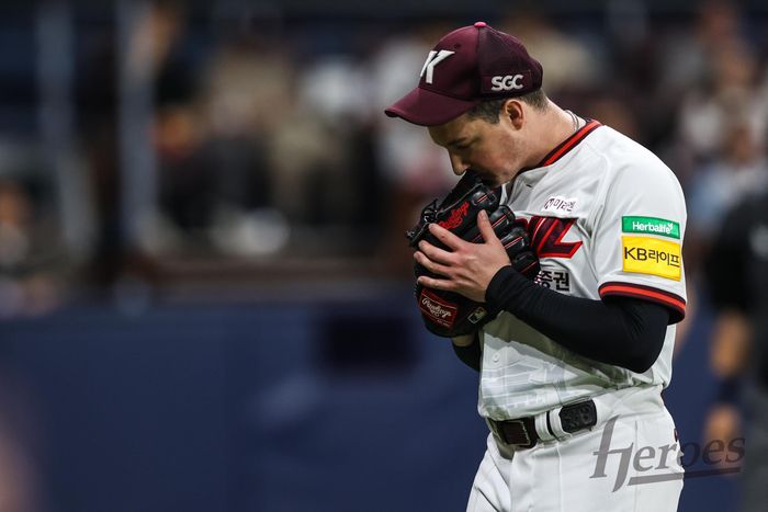 키움 로젠버그가 서울 고척스카이돔에서 열린 2025 KBO리그 두산전 이닝 종료 후 마운드서 내려오고 있다. 사진 | 키움 히어로즈