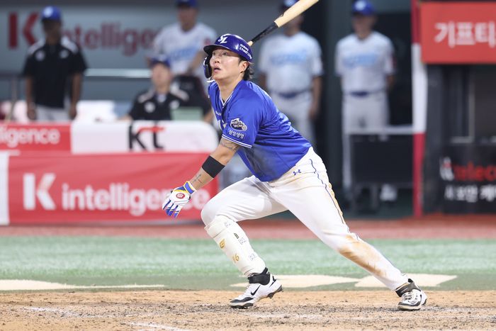 삼성 류지혁이 25일 수원케이티위즈파크에서 열린 2025 KBO리그 KT전에서 8회초 적시타를 치고 있다. 사진 | 삼성 라이온즈