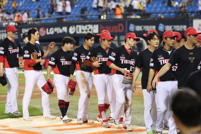 KIA 선수단이 하이파이브를 하고 있다. 사진 | KIA 타이거즈