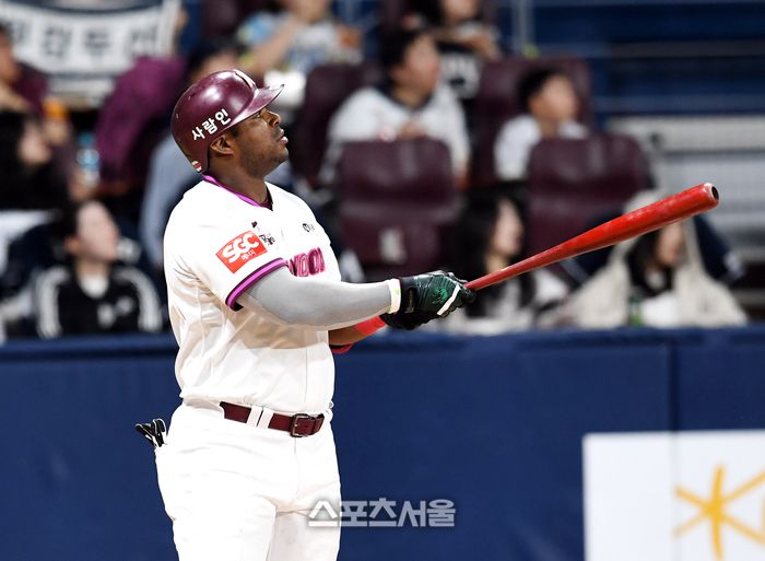 키움 푸이그가 서울 고척스카이돔에서 열린 2025 KBO리그 두산과의 경기 3회말 1사 1루 상황에서 두산 선발 최승용을 상대로 2점 홈런을 치고 있다. 고척 | 박진업 기자 upandup@sportsseoul.com