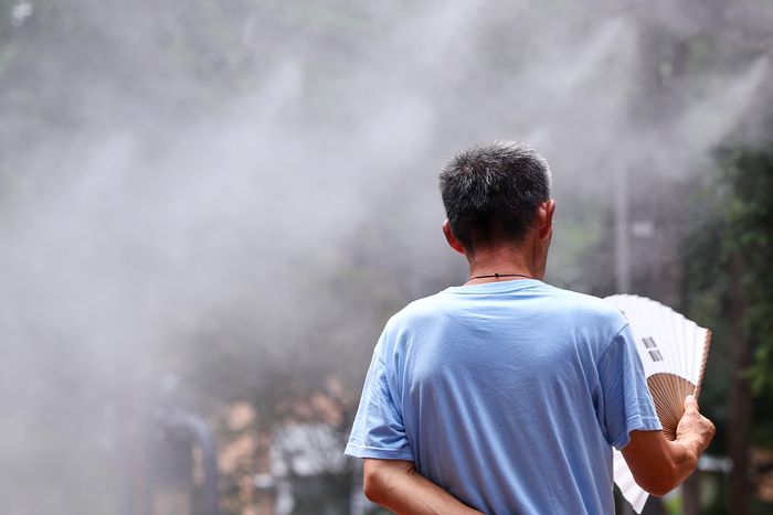 쿨링포그 속 부채질 2025.7.24 연합뉴스