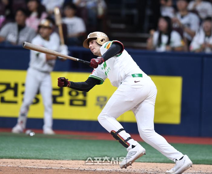 키움 카디네스가 서울 고척스카이돔에서 열린 2025 KBO리그 롯데와 경기 7회말 좌중간 안타를 치고 있다.  고척 | 최승섭기자 thunder@sportsseoul.com