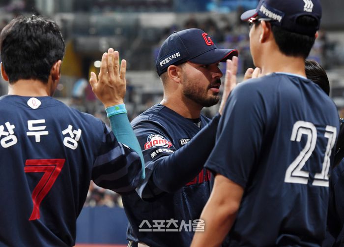 롯데 선발투수 감보아가 동료들과 하이파이브를 하고 있다. 고척 | 박진업 기자 upandup@sportsseoul.com
