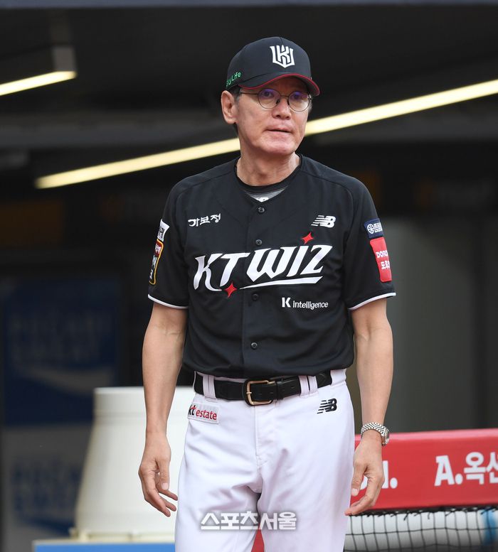 KT 이강철 감독이 8일 인천SSG랜더스필드에서 열린 2025 KBO리그 SSG와 경기 전 상대 더그아웃을 쳐다보고 있다. 문학 | 최승섭기자 thunder@sportsseoul.com