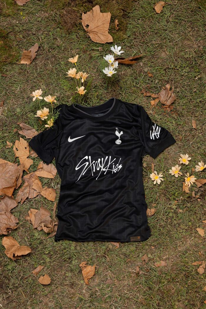 토트넘과 스트레이 키즈가 콜라보레이션 한 한정판 유니폼. 사진 | Louis Bever