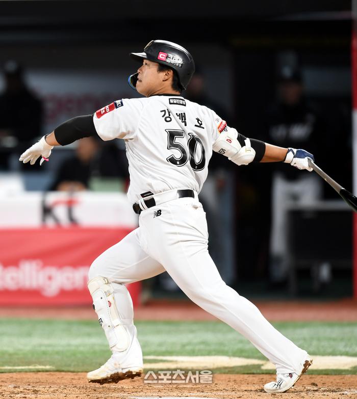 KT 강백호가 수원케이티위즈파크에서 열린 2025 KBO 리그 NC와 경기 8회말 1사1루 좌중월 홈런을 날린 후 타구를 바라보고 있다. 수원 | 최승섭기자 thunder@sportsseoul.com