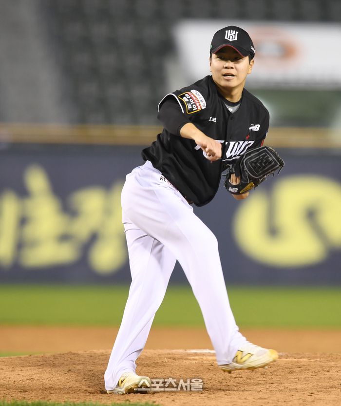 KT 손동현이 서울 잠실구장에서 열린 2025 KBO리그 두산과 경기 8회 역투하고 있다. 잠실 | 최승섭기자 thunder@sportsseoul.com