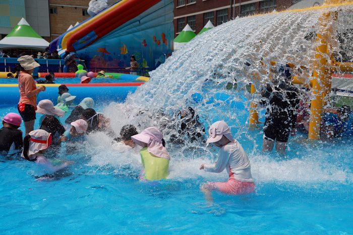 폭염 이겨내는 물놀이. 2025.7.25 연합뉴스