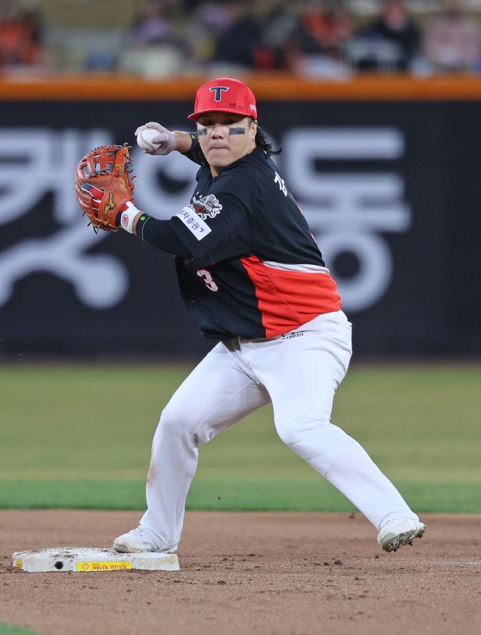 KIA 김선빈이 1루 송구를 하는 모습. 사진 | KIA 타이거즈