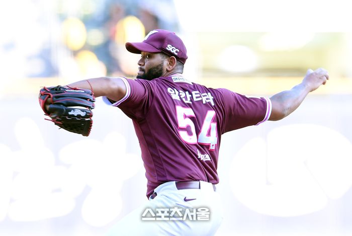 키움 알칸타라가 서울 잠실구장에서 열린 2025 KBO리그 LG와의 경기에 선발 등판해 힘차게 공을 던지고 있다. 잠실 | 박진업 기자