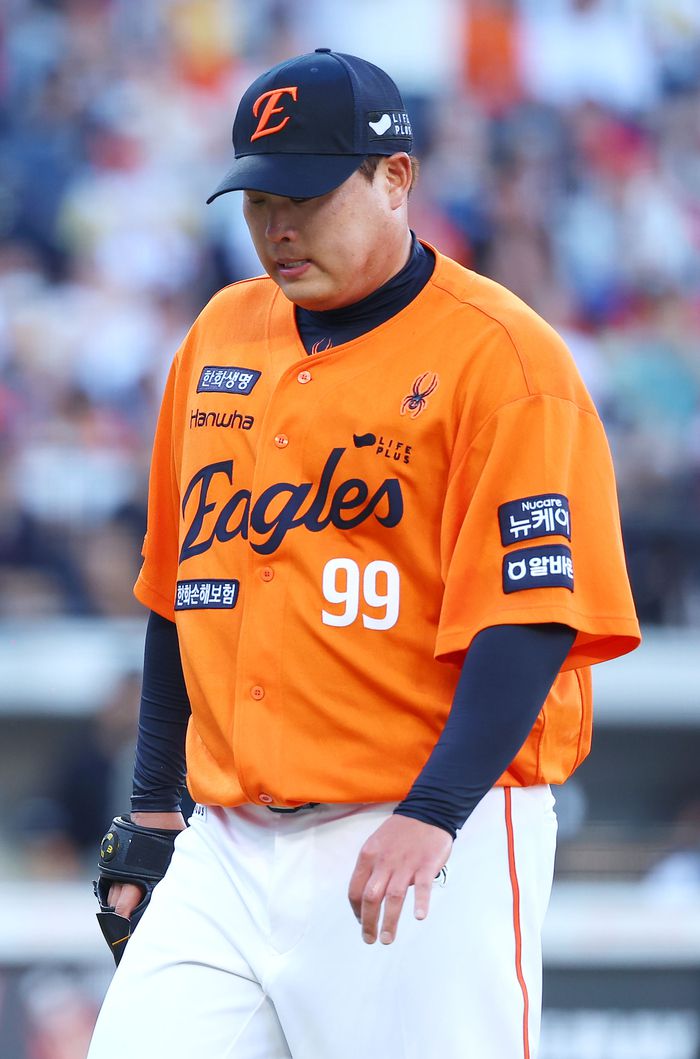 류현진이 26일 대전 한화생명 볼파크에서 열린 2025 KBO리그 정규시즌 SSG전 1회초 5실점 후 아쉬운 표정을 짓고 있다. 사진 | 연합뉴스