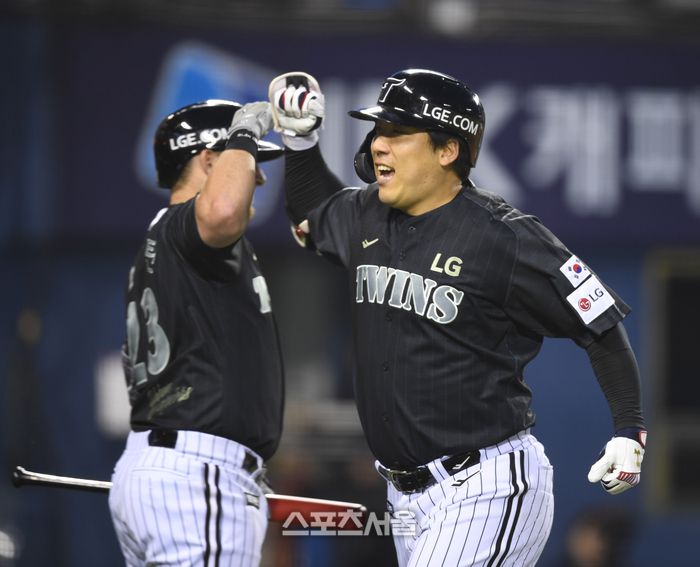 LG 김현수가 17일 서울 잠실구장에서 열린 2025 KBO리그 NC와 경기 5회말 1사1루 우월홈런을 날린 후 오스틴과 하이파이브를 하고 있다. 잠실 | 최승섭기자 thunder@sportsseoul.com