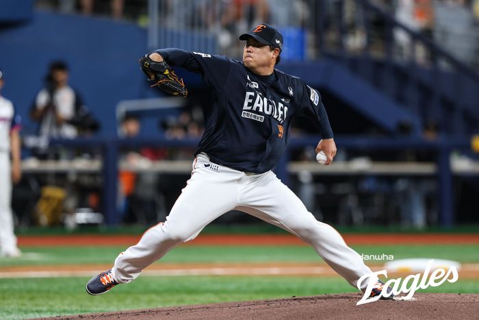 한화 류현진이 5일 고척스카이돔에서 열린 2025 KBO리그 키움전에 선발로 나서 힘차게 공을 던지고 있다. 사진 | 한화 이글스