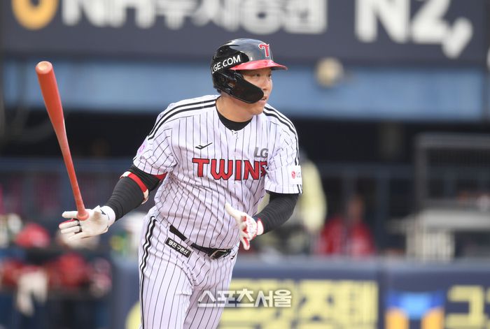 LG 김현수가 12일 서울 잠실구장에서 열린 2025 KBO리그 SSG와 경기 1회말 무사1루 안타를 치고 있다. 잠실 | 최승섭기자 thunder@sportsseoul.com