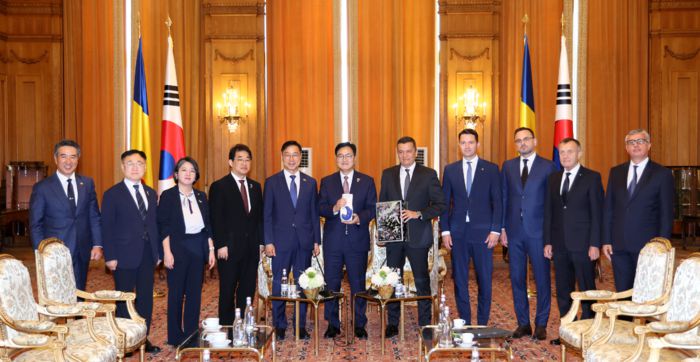 우원식 의장이 소린 미하이 그린데아누 하원의장 면담 배석자들과 기념사진을 촬영하고 있다. (좌측부터 임갑수 주루마니아 대한민국대사, 이광희 국회의원, 용혜인 국회의원, 배준영 국회의원, 위성곤 국회의원, 우원식 국회의장, 소린 미하이 그린데아누 하원의장, 로베르트 이오나탄 시기아르터우 루-한 의원친선협회 회장, 레무스 가브리엘 미할체아 사회민주당(PSD) 하원 원내대표, 체자르 마놀레 아르메아누 주한 루마니아 대사, 안드레이 돌리네아스키 하원 의원) 사진 | 의장 공보수석실