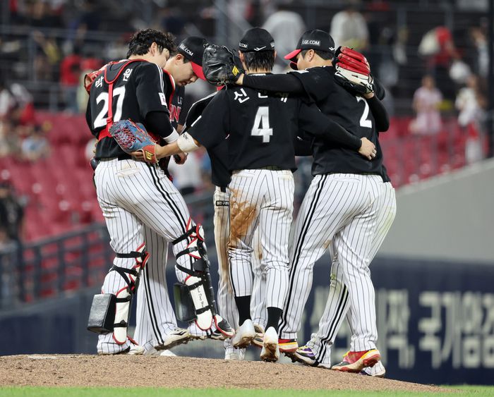 LG 선수들이  23일 광주-KIA 챔피언스필드에서 열린 2025 KBO리그 KIA전에서 연장 접전 끝에 6-5 승리를 거두고 세리머니 하고 있다. 사진 | 연합뉴스