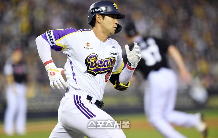 두산 강승호가 서울 잠실구장에서 열린 2025 KBO리그 LG와 경기 6회말 무사 만루 상황에서 LG 김강률을 상대로 2타점 2루타를 치고 힘차게 베이스 러닝을 하고 있다. 잠실 | 박진업 기자 upandup@sportsseoul.com
