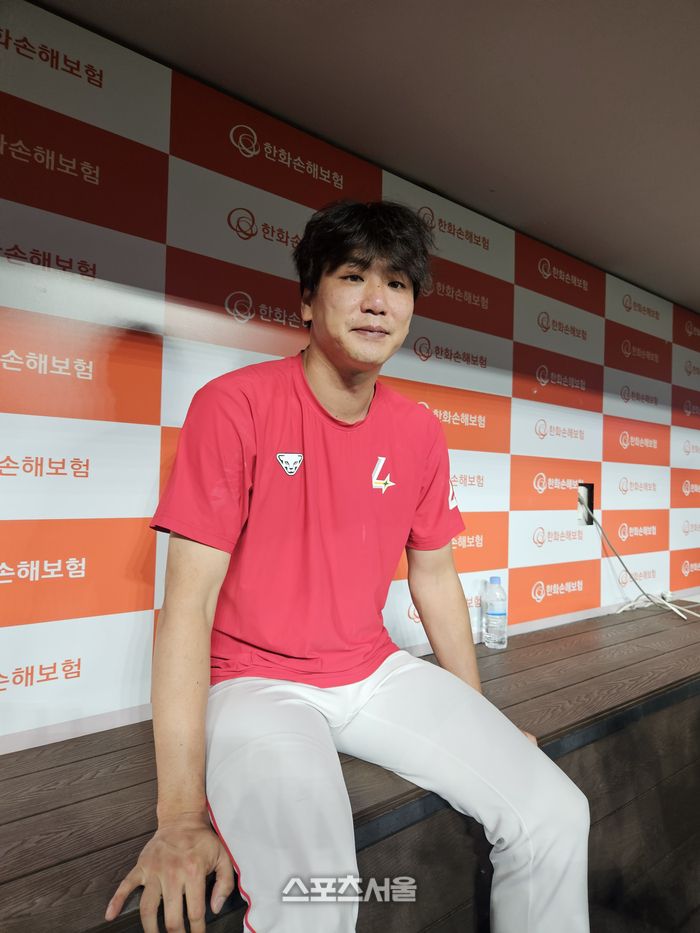 SSG 김광현이 26일 대전 한화생명 볼파크에서 열린 2025 KBO리그 정규시즌 한화전 승리 후 취재진 인터뷰에 응하고 있다. 대전 | 강윤식 기자 skywalker@sportsseoul.com