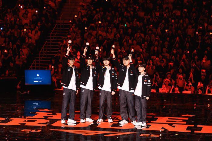 T1 홈그라운드 경기에서 T1 선수들이 팬들에게 인사를 하고 있다. 사진 | T1