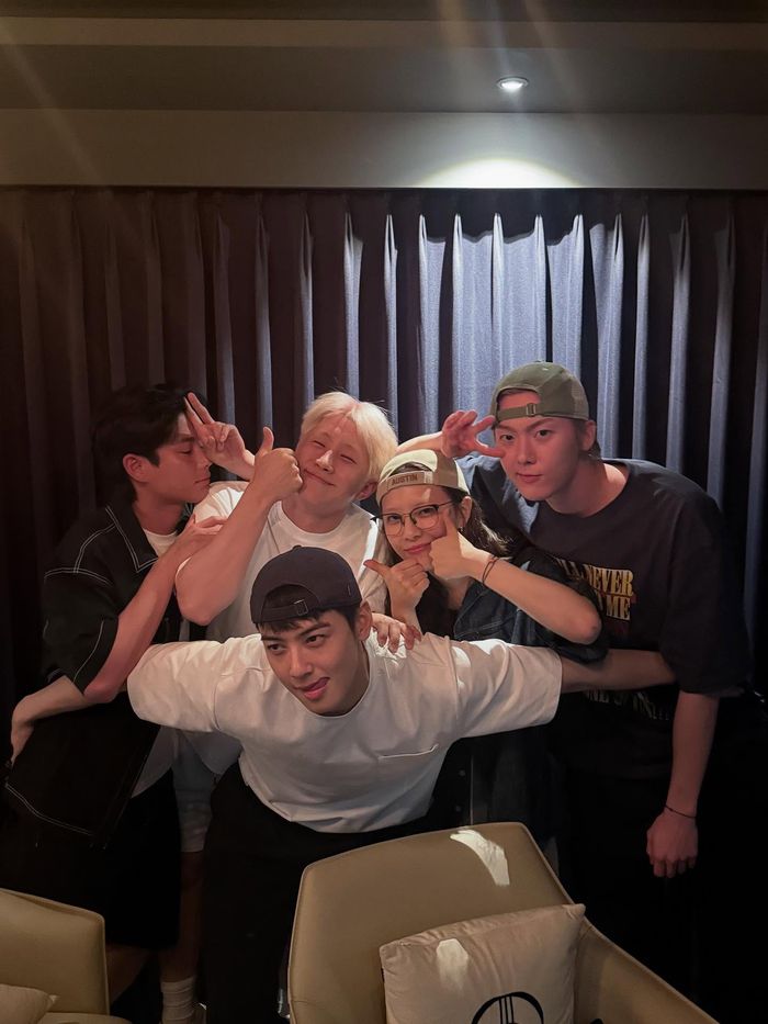 아스트로 멤버 MJ, 진진, 윤산하를 비롯해 故 문빈의 동생 빌리 멤버 문수아까지 입대 전 차은우와 만남을 가졌다. MJ, 진진, 문수아, 윤산하, 차은우(왼쪽부터 시계방향). 사진 | 차은우 SNS