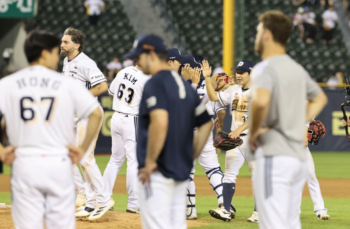 두산 선수들이 27일 서울 잠실구장에서 열린 2025 KBO리그 LG전에서 9-6으로 승리한 뒤 기뻐하고 있다. 사진 | 연합뉴스