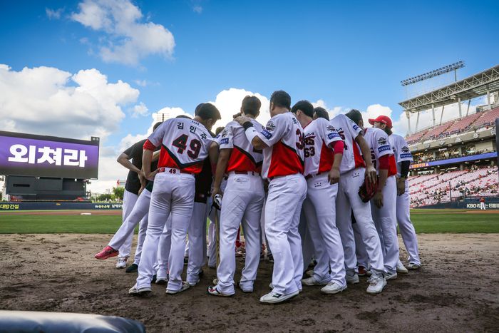 KIA 선수들이 경기 전 모여서 대화를 나누고 있다. 사진 | KIA 타이거즈