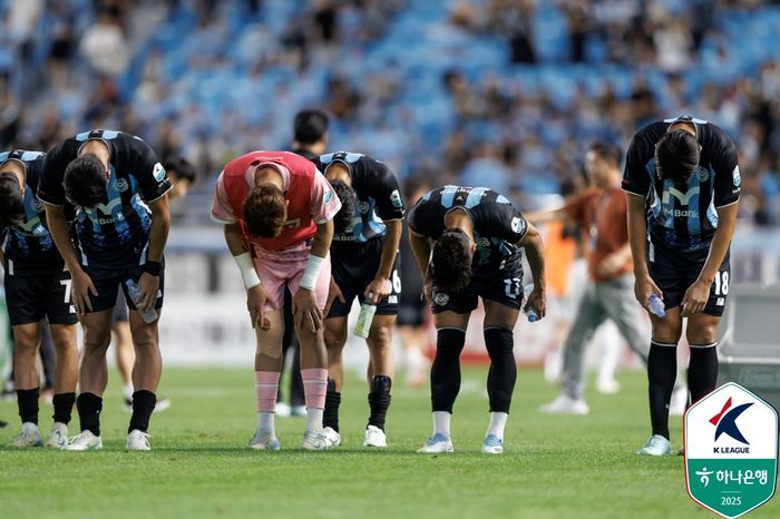 대구 선수단이 27일 포항전이 끝난 뒤 팬께 인사하고 있다. 사진 | 한국프로축구연맹