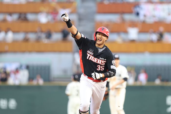 KIA 김석환이 인천SSG랜더스필드에서 열린 2025 KBO리그 SSG와 경기에서 8회초 재역전 투런포를 때린 후 베이스를 돌며 환호하고 있다. 사진 | KIA 타이거즈