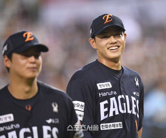 한화 선발투수 문동주가 22일 서울 잠실구장에서 열린 2025 KBO리그 두산과 경기 5회 투구 후 덕아웃으로 들어오며 노시환과 이야기를 나누고 있다. 잠실 | 최승섭기자 thunder@sportsseoul.com