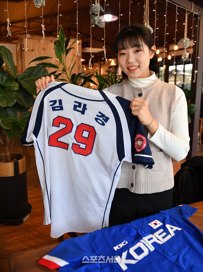 야구 국가대표 김라경. 지난 2019년 12월 서울대학교 합격증을 받은 뒤 스포츠서울과 인터뷰를 하고 있다. 김라경이 들고 있는 유니폼은 계룡시 리틀야구단에서 뛰던 시절 자신의 유니폼이다. 남양주 | 강영조기자kanjo@sportsseoul.com