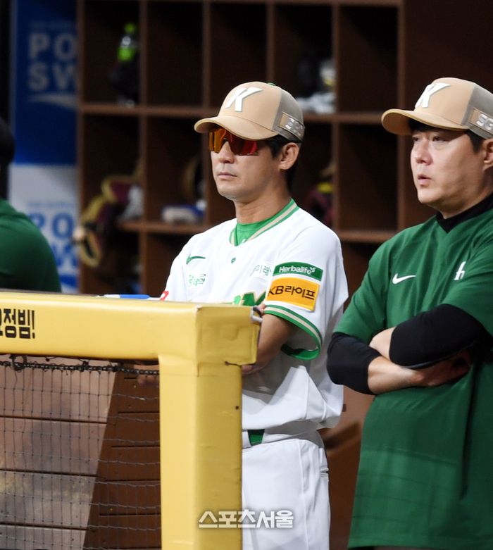 키움 설종진 감독대행이 23일 서울 고척스카이돔에서 열린 2025 KBO리그 롯데와 경기를 지켜보고 있다. 고척 | 최승섭기자 thunder@sportsseoul.com