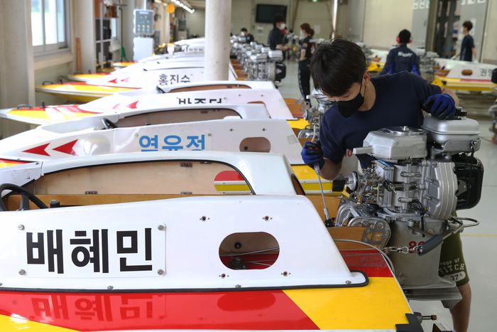 미사경정장에서 배혜민 선수가 경주용 모터보트를 정비하고 있다. 사진 | 체육공단