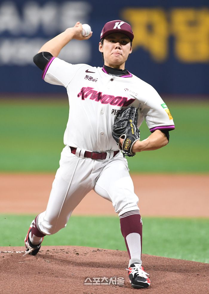 키움 김윤하가 고척스카이돔에서 열린 2025 KBO리그 두산과 경기에 선발 등판해 힘차게 공을 던지고 있다. 고척 | 박진업 기자 upandup@sportsseoul.com