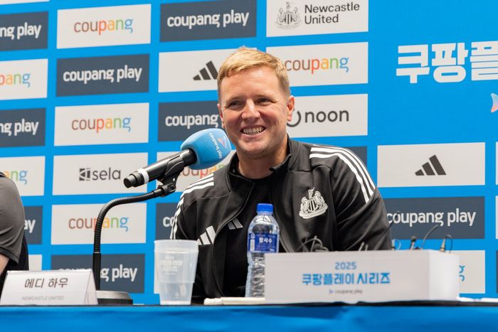 에디 하우 뉴캐슬 감독이 팀K리그와 프리시즌 친선 경기를 겸한 2025 쿠팡플레이 시리즈 1차전을 하루 앞둔 29일 서울 여의도에 있는 IFC몰에서 열린 기자회견에서 취재진 질문에 답하고 있다. 사진 | 쿠팡플레이