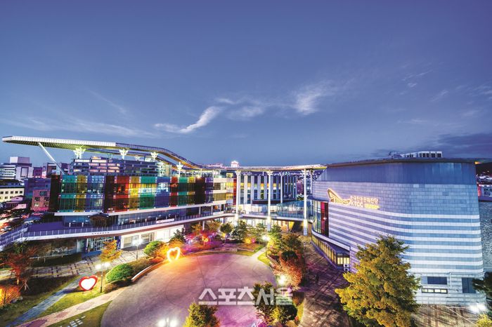 (재)전주문화재단이 ‘머리 위의 문화, 모자의 화양연화 – GAT, 그 정제된 아름다움’ 을 개최한다. ( 캡션  /  고봉석 기자, 사진은 전주문화재단 )