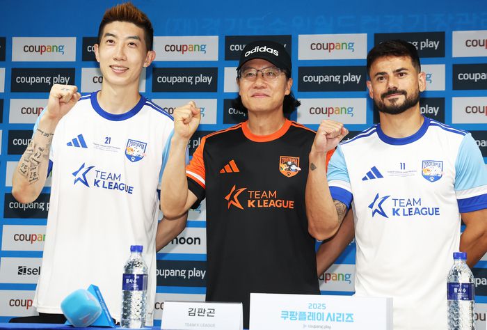 팀K리그 조현우(왼쪽부터), 김판곤 감독, 세징야가 29일 뉴캐슬과 쿠팡시리즈 경기를 앞두고 열린 기자회견에서 단체 사진을 촬영하고 있다. 사진 | 수원=연합뉴스