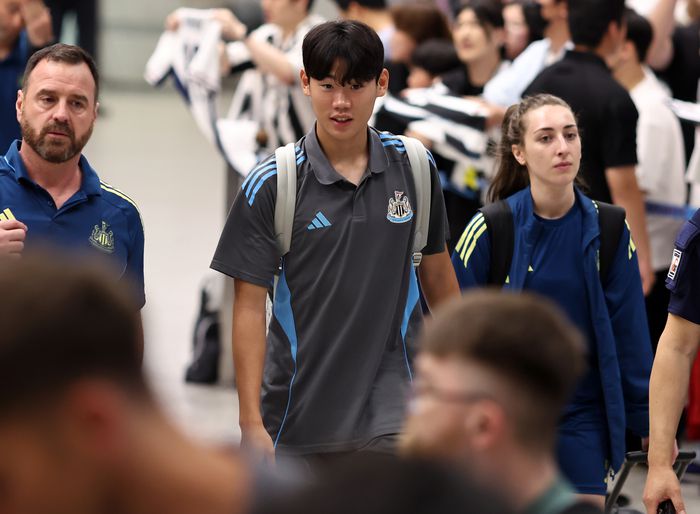 뉴캐슬 박승수가 28일 인천국제공항 1터미널을 통해 귀국하고 있다. 사진 | 연합뉴스