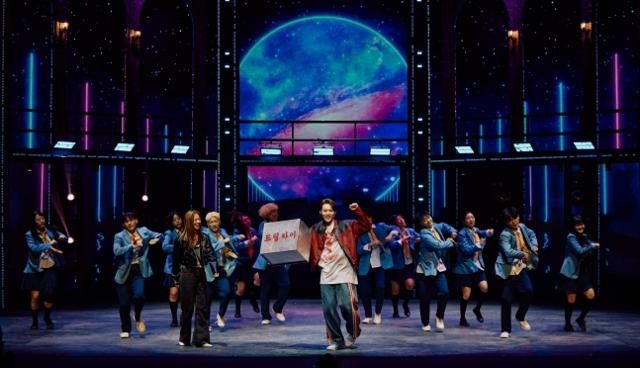 쇼뮤지컬 Again ‘드림하이’에는 전·현직 아이돌들이 대거 출연해 콘서트장을 방불케 하는 화려한 퍼포먼스를 펼친다. 사진 | 아트원컴퍼니