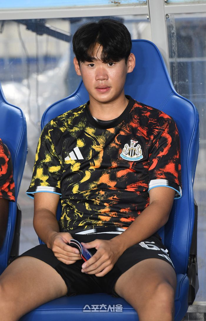 뉴캐슬 유나이티드의 박승수가 30일 수원월드컵경기장에서 열린 2025 쿠팡플레이시리즈 팀K리그와의 경기에 앞서 벤치에 앉아 있다. 2025. 7. 30. 수원 | 박진업 기자 upandup@sportsseoul.com