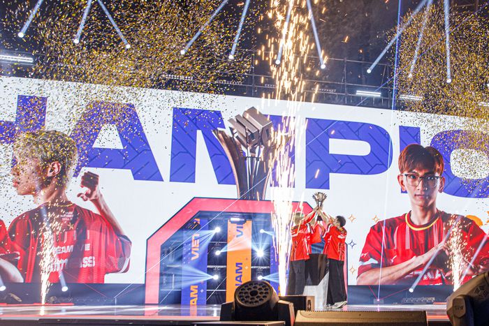 PNC 2025 정상에 선 베트남 대표팀이 트로피 세리머니를 하고 있다. 사진 | 크래프톤