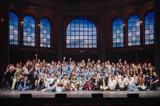 쇼뮤지컬 Again ‘드림하이’는 무대 위 배우들과 공연을 보는 관객들이 서로 응원 메시지를 주고 받는다. 사진 | 아트원컴퍼니