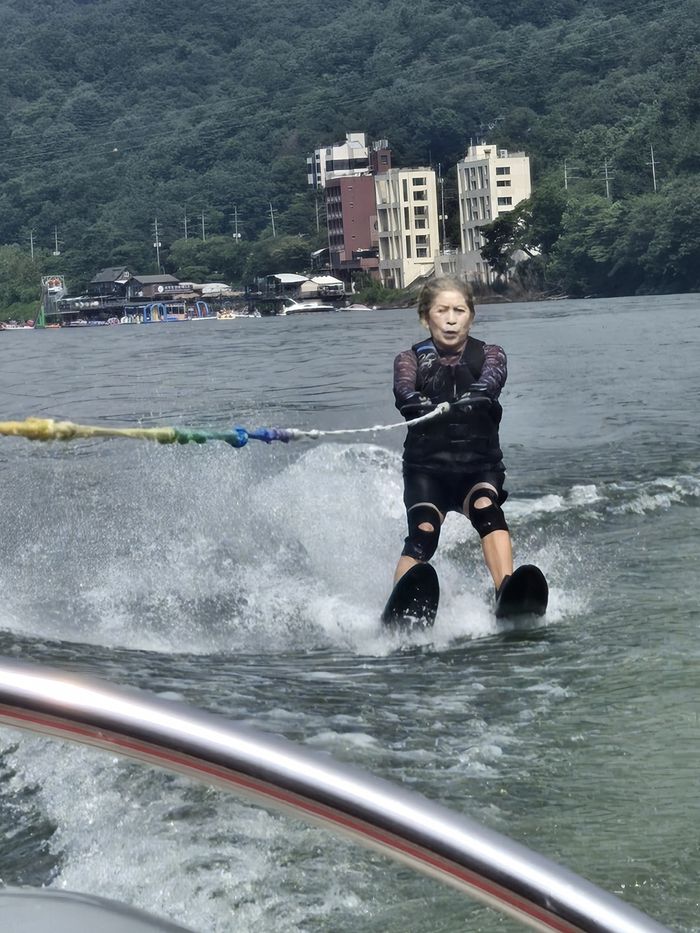 80세인 홍영순씨는 수상스키로 건강을 유지하고 있다. 사진 | 르푸앙 수상레저