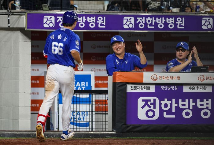 박승규가 코치진과 하이파이브를 하고 있다. 사진 | 삼성 라이온즈