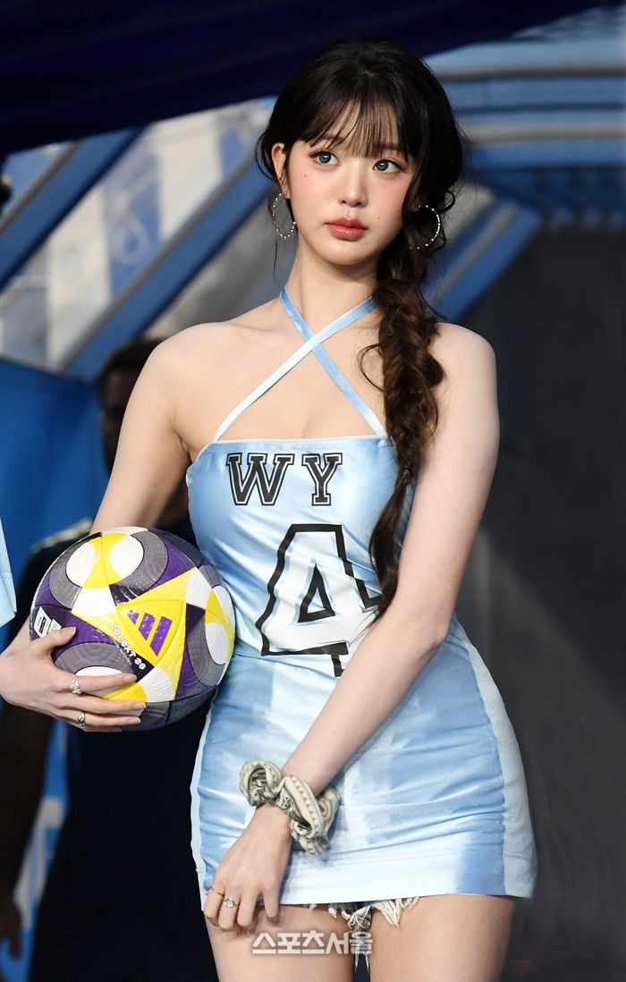 아이브 장원영이 30일 수원월드컵경기장에서 열린 2025 쿠팡플레이시리즈 팀K리그와 뉴캐슬 유나이티드FC의 친선경기에 앞서 시축을 위해 그라운드로 입장하고 있다. 수원 | 박진업 기자 upandup@sportsseoul.com