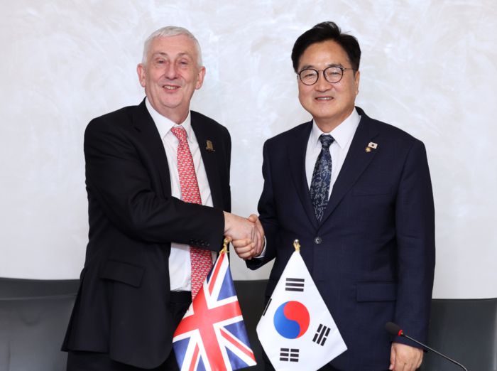 지난 30일 우원식 의장이 린지 호일 영국 하원의장을 만나 기념사진을 촬영하고 있다. 사진 | 의장 공보수석실