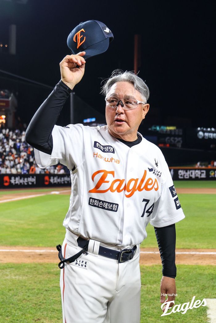김경문 감독이 팬들을 향해 인사를 하고 있다. 사진 | 한화 이글스