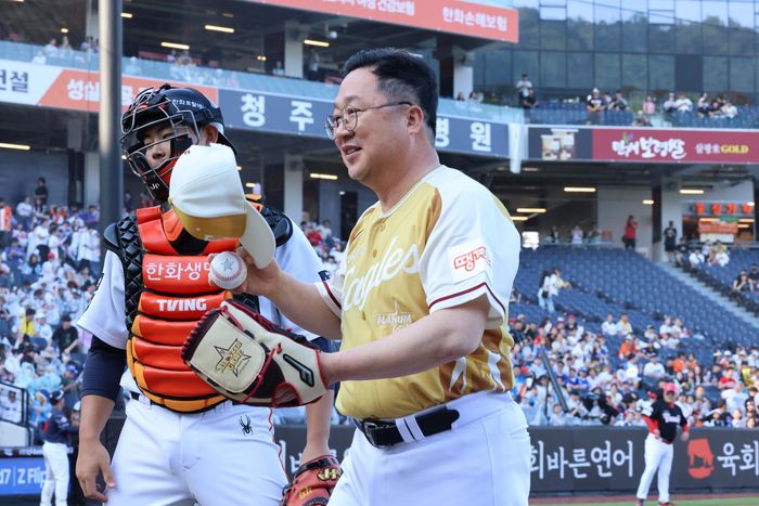 이장우 대전시장(오른쪽)이 11일 대전 한화생명 볼파크에서 열린 ‘2025 KBO 퓨처스 올스타전 시구를 마친 후 마운드에서 내려오고 있다. 사진 | 대전=연합뉴스